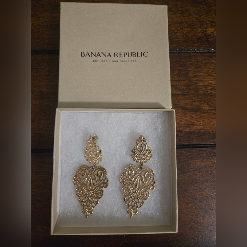 Banana Republic Gold Filigree Chandelier Earrings - Picture 5 of 12